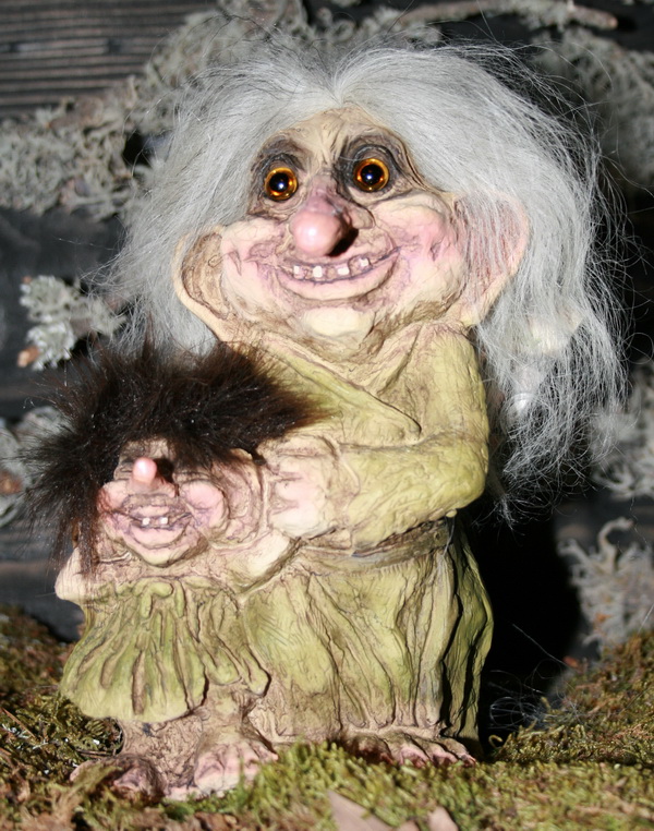 266 Trollfrau mit Trollmädchen an der Hand
