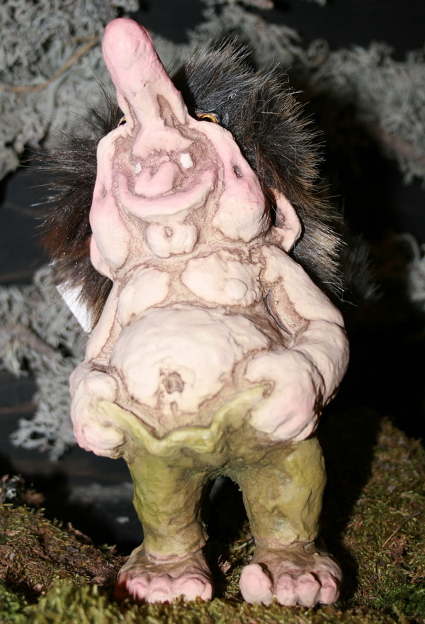 124536d2e432f13c Lachender Troll mit dickem Bauch