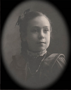 Haunted Memories Portrait Little Ophelia klein