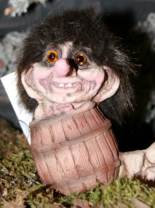 288 Kleiner Troll sitzt im Holzfass