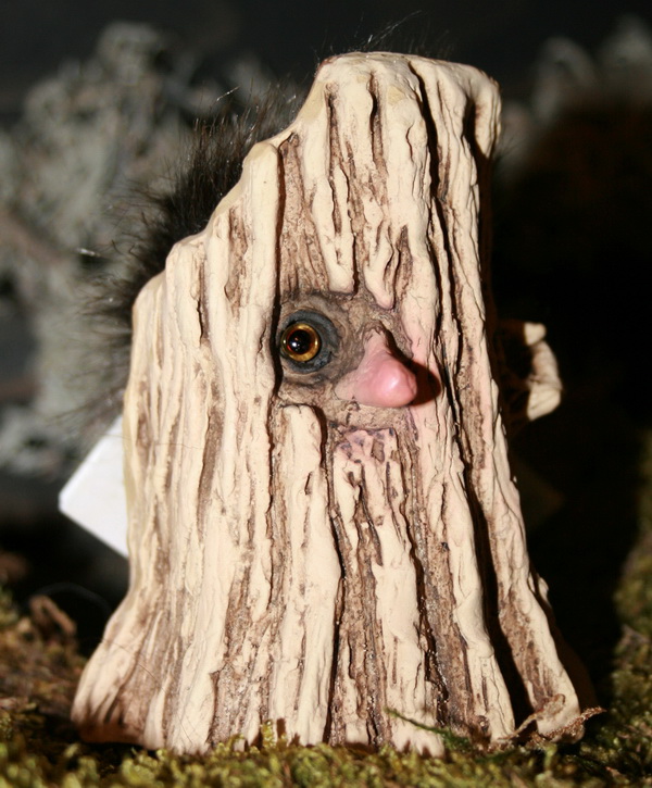051 Troll schaut durch Astloch hinterm Baum