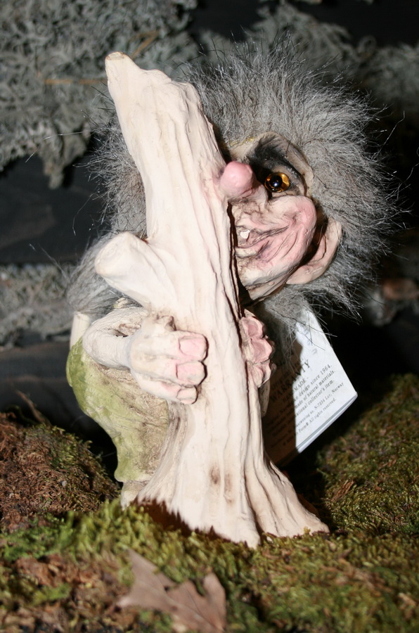 174 Lachender Troll hinter Baumstumpf