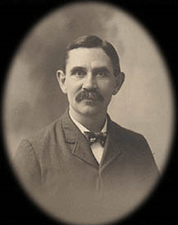 hume01ub_p1 Haunted Memories Portrait Onkel Bernie