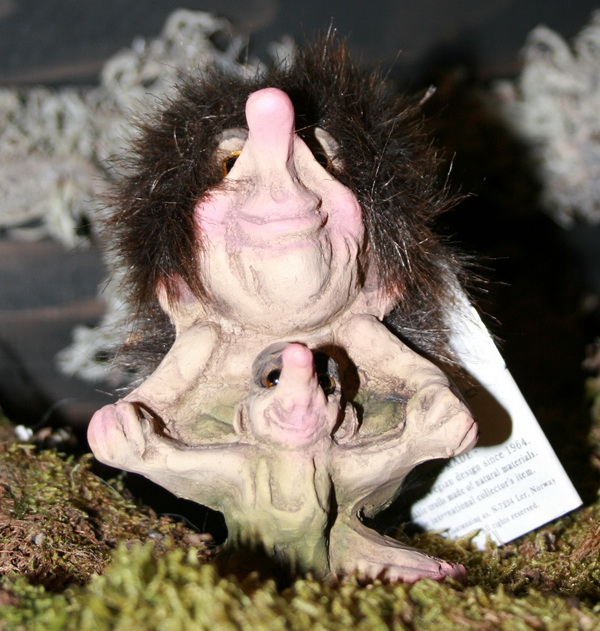 081 Grosser Troll mit Puppe