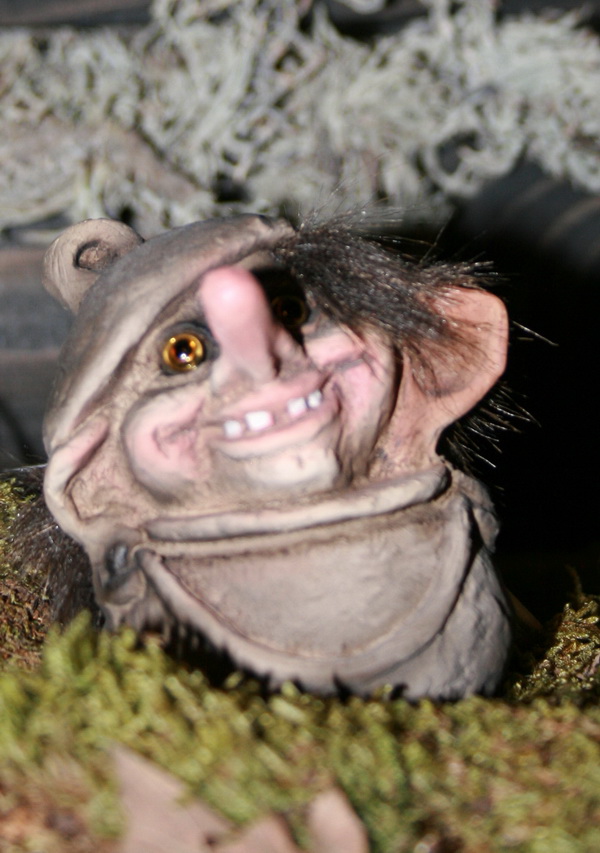 054 Troll schaut aus Topf