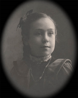hume810lo Haunted Memories Portrait Little Ophelia