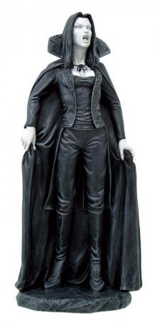 Vlada, la vampira in pelle con mantello